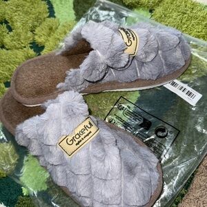 NWT Graceful Women's Plush Gray Slippers